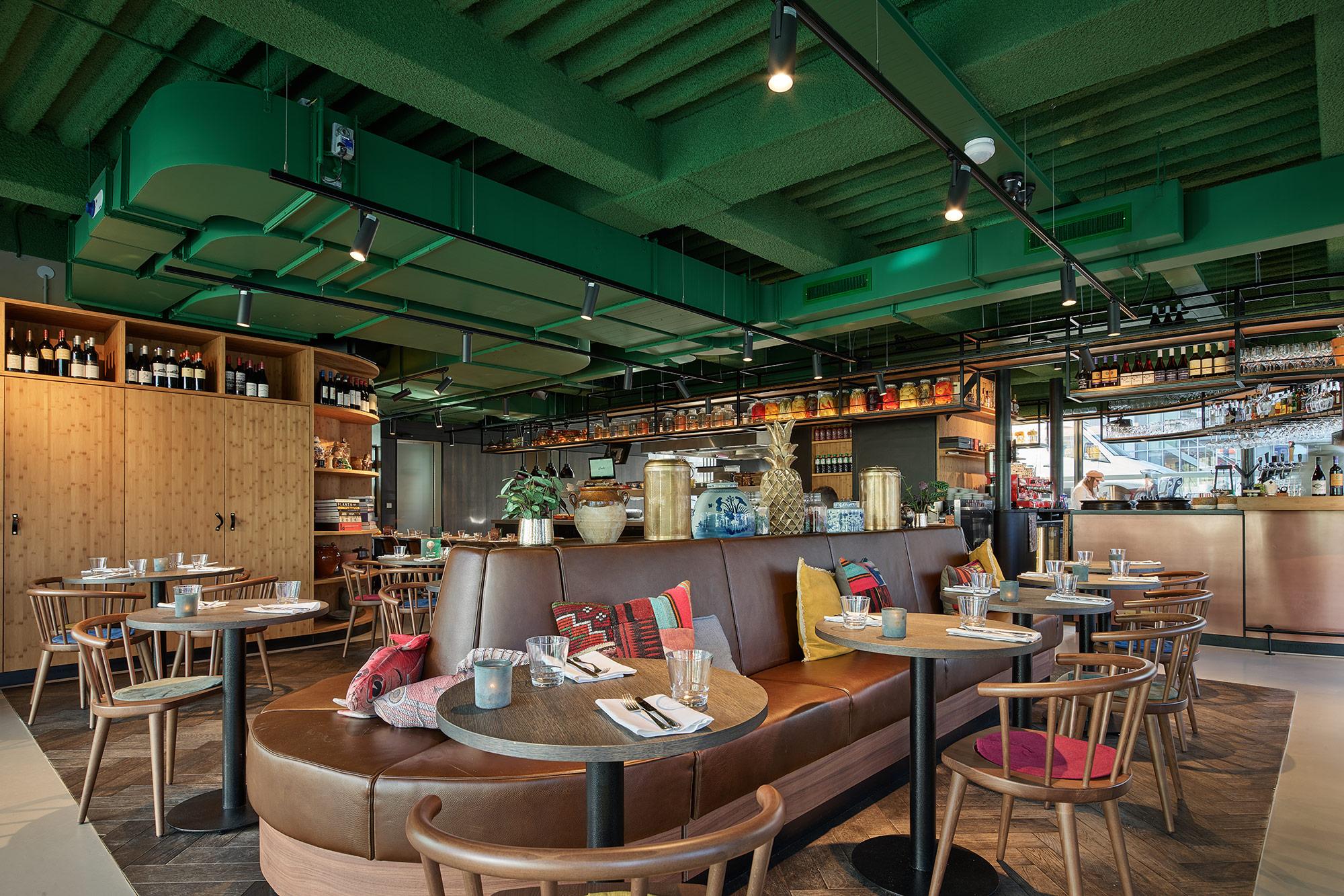 Akoestisch spuitwerk horecaruimte